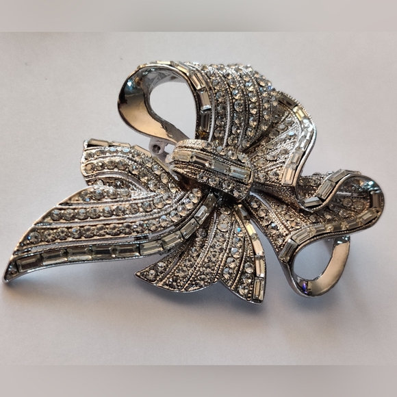 Spectacular Bow Tie Crystal Brooch - Picture 11 of 16